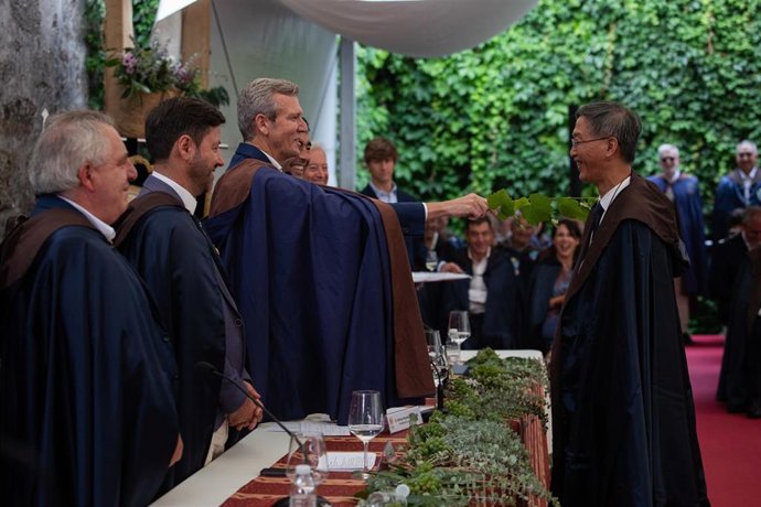 El presidente de la Xunta, Alfonso Rueda, en el Capítulo Serenísimo de la LXXIV Festa do Albariño, en Cambados