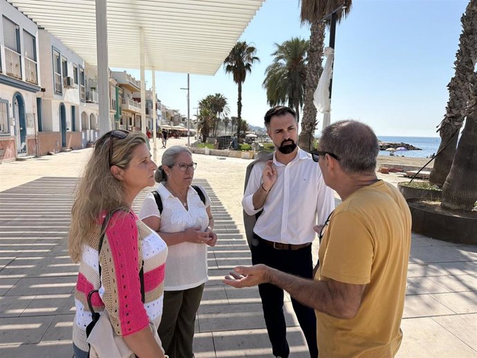 El portavoz socialista, Mariano Ruiz Araujo, junto a la concejala socialista Lorena Doña en el Paseo Marítimo