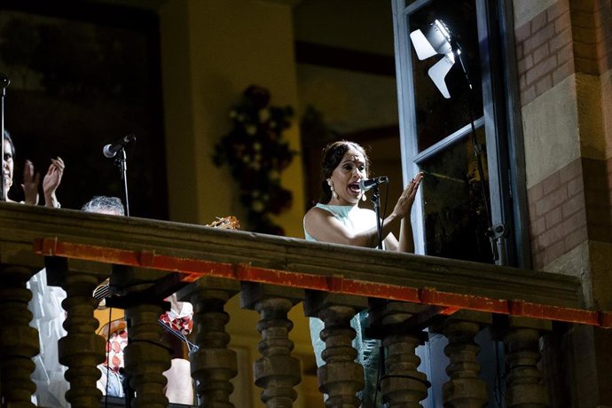 Laura Fernández y Zamara Villar, flamenco en los balcones en Cádiz.