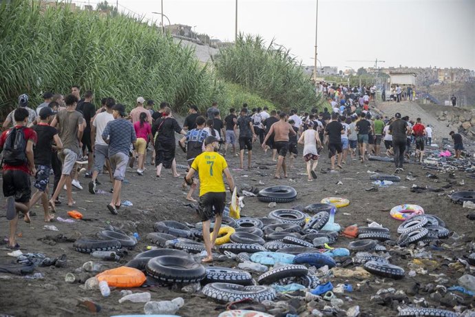 Varias personas llegan a España desde Marruecos, a 30 de julio de 2026, en Ceuta (España). Centenares de personas de origen magrebí han cruzado a lo largo del día de hoy de Ceuta desde Marruecos, a nado y por el espigón. En la última semana lo han hecho y