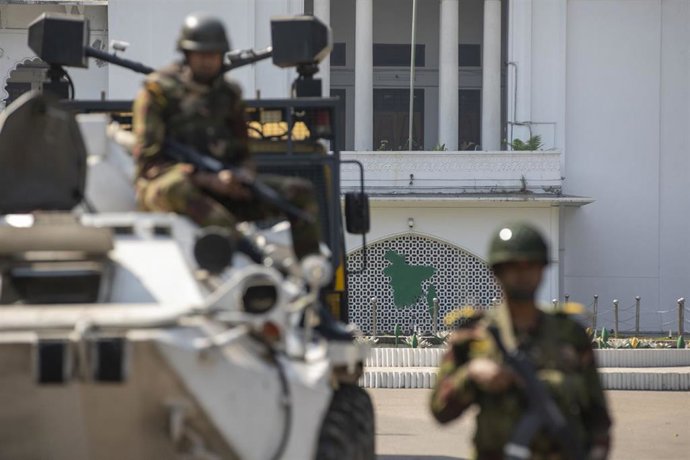 Archivo - Fuerzas de seguridad en las inmediaciones del Tribunal Supremo en Dacca, Bangladesh