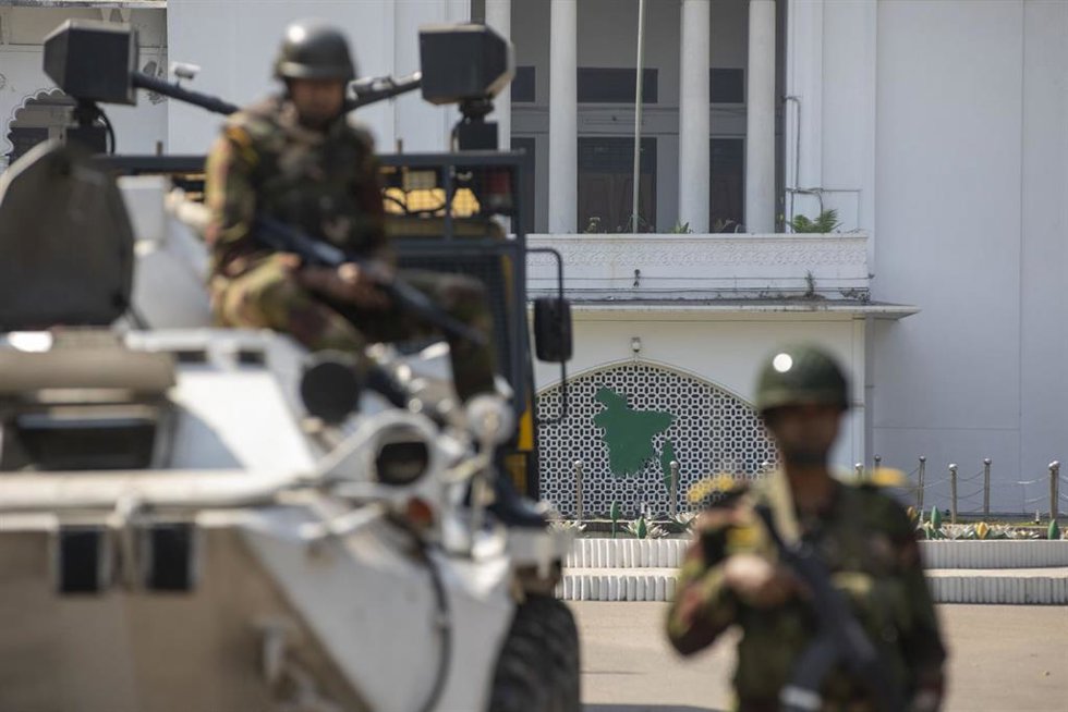 Archivo - Fuerzas de seguridad en las inmediaciones del Tribunal Supremo en Dacca, Bangladesh