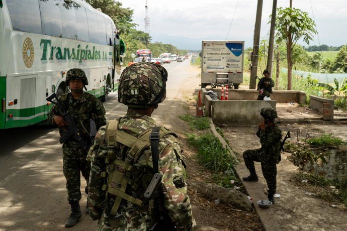 Archivo - Arquivo - 16 de setembro de 2025, Bogotá, Valle del Cauca, Colômbia: Militares colombianos montam vários postos de controle em meio a uma série de ataques supostamente perpetrados por grupos dissidentes das FARC-EP no Valle del Cauca, Colômbia, 