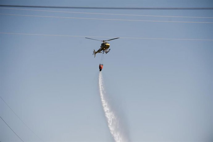 Un helicóptero trabaja en la extinción un incendio (archivo)