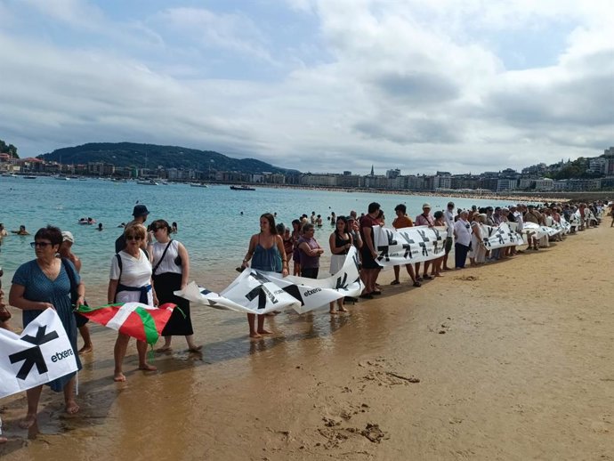 Sare y Etxerat se movilizan en once playas vascas por los presos de ETA