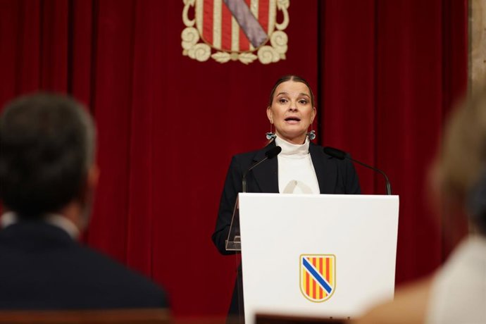 La presidenta de Baleares, Marga Prohens, en una rueda de prensa