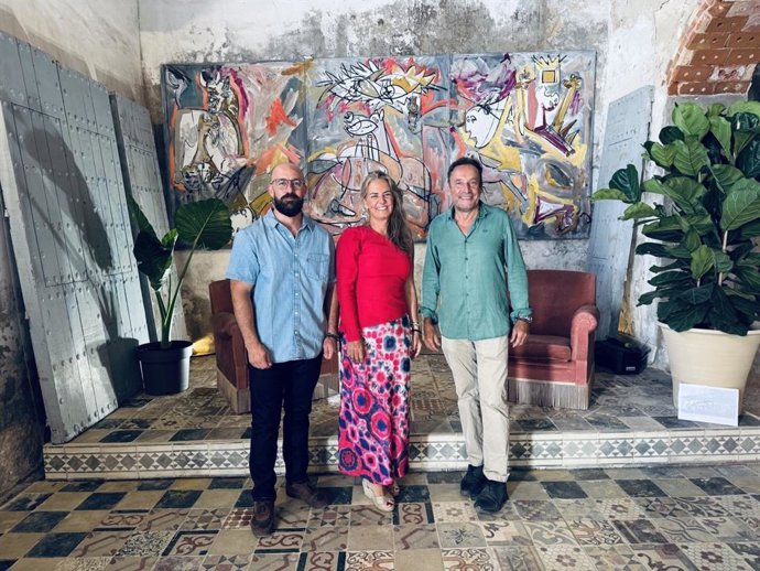 El alcalde de El Puerto de Santa María, Germán Beardo, la diputada en el Congreso, arquitecta y Portavoz de Cultura, Sol Cruz-Guzmán, y el arquitecto, Honorio Aguilar en la inauguración de la exposición 'El Guernica y la Tauromaquia'.