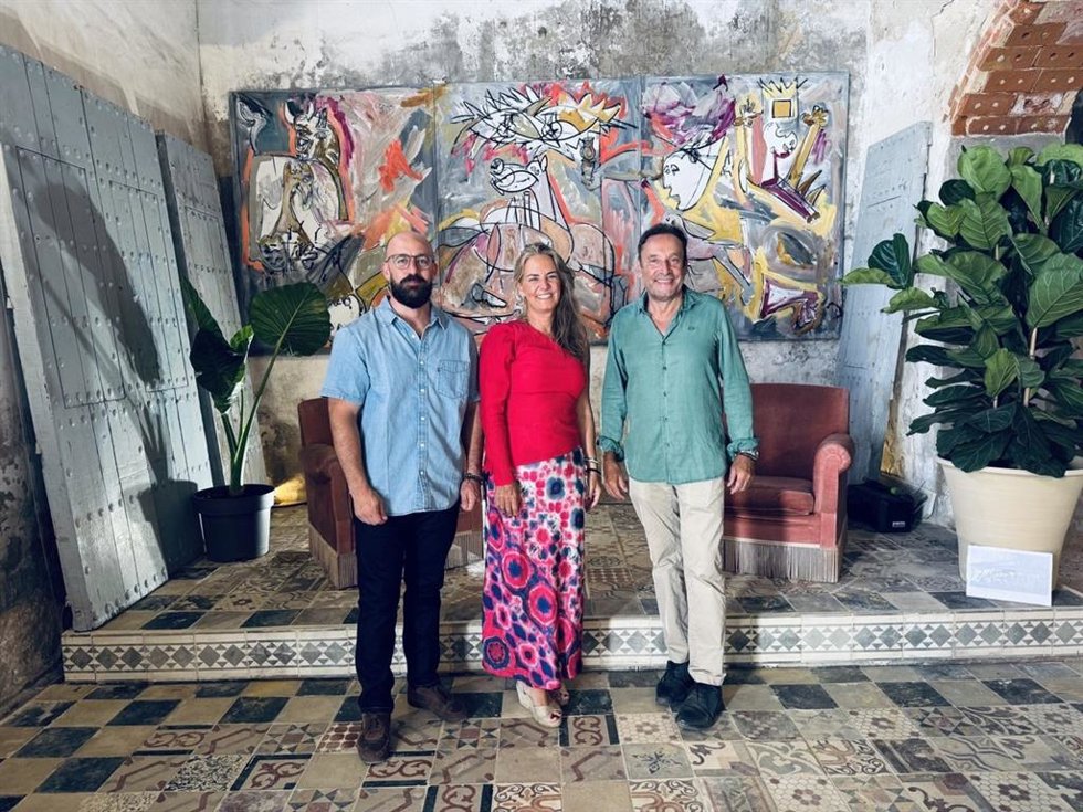 El alcalde de El Puerto de Santa María, Germán Beardo, la diputada en el Congreso, arquitecta y Portavoz de Cultura, Sol Cruz-Guzmán, y el arquitecto, Honorio Aguilar en la inauguración de la exposición 'El Guernica y la Tauromaquia'.