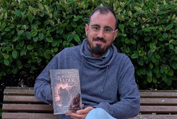 El escritor Alberto Alcocer Falcon.