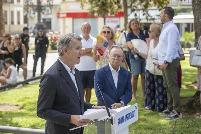 El presidente del Partido Popular, Alberto Núñez Feijóo (i), acompañado del  presidente de la ciudad autónoma de Ceuta, Juan Jesús Vivas (d), ofrece declaraciones a los medios, a 1 de agosto de 2026, en Ceuta (España).
