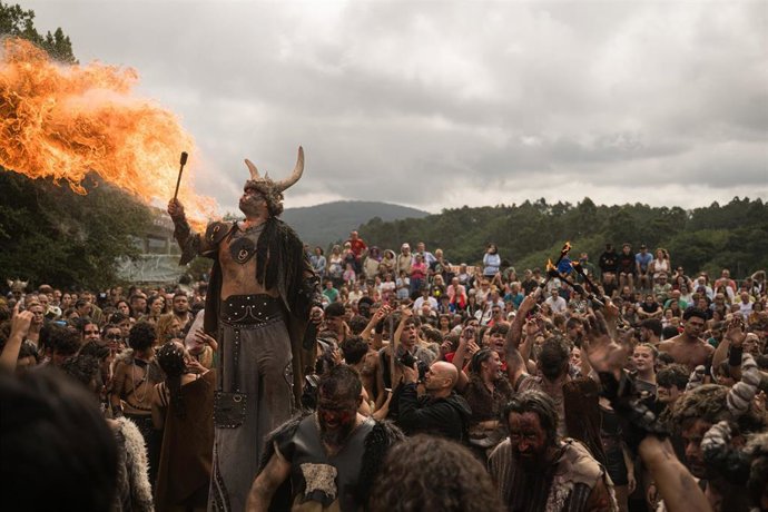 Varias personas durante el Desembarco Vikingo de la LXVI Romaría Vikinga en Catoira, a 2 de agosto de 2026, en Catoira, Pontevedra, Galicia (España).