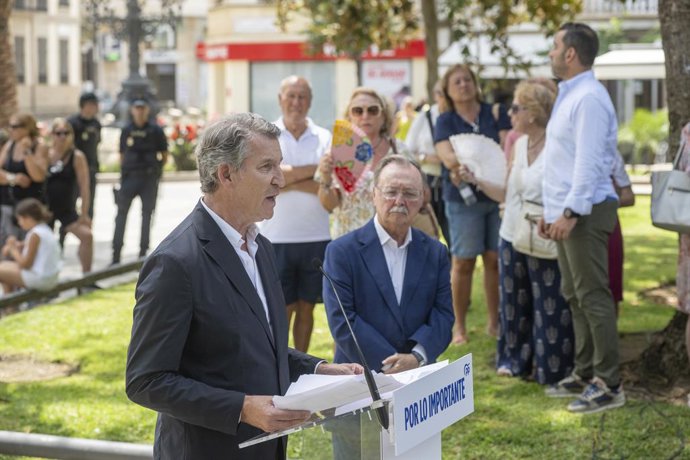 El presidente del Partido Popular, Alberto Núñez Feijóo (i), acompañado del  presidente de la ciudad autónoma de Ceuta, Juan Jesús Vivas (d), ofrece declaraciones a los medios, a 1 de agosto de 2026, en Ceuta (España). Feijóo se ha reunido con el presiden