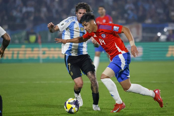 Futbol, Chile vs Argentina. Eliminatorias al mundial de la Fifa 2026. El jugador de la seleccion chilena Dario Osorio, derecha, disputa el balon con Rodrigo De Paul de Argentina durante un partido clasificatorio al mundial de 2026 realizado en el estadio