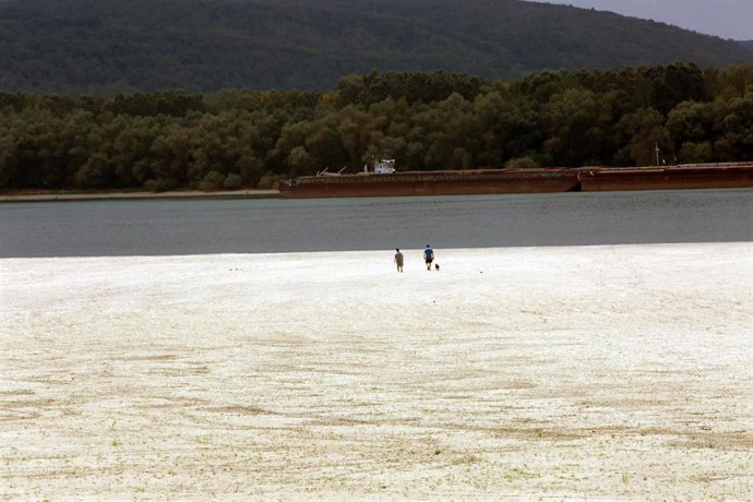 Archivo - Sequía en el río Danubio a su paso por el condado rumano de Teleorman, en imagen de archivo 