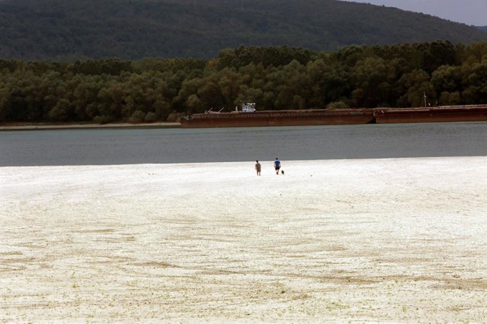 Archivo - BUCHAREST, Aug. 8, 2022  -- People walk on the dry bed of Danube River in Teleorman County, Romania, Aug. 7, 2022. Romania is facing severe drought this summer.