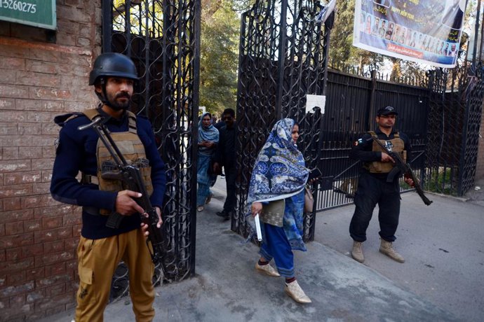 Archivo - Arquivo - 25 de dezembro de 2025, Paquistão, Peshawar: Policiais montam guarda do lado de fora da Catedral Central de São João, em Peshawar, durante a missa de Natal. Foto: Hussain Ali/ZUMA Press Wire/dpa