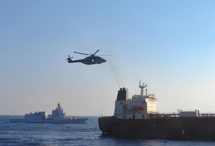 Abordagem do petroleiro “Toa Payoh” por tripulantes da fragata italiana “Thaon di Revel”, da EUNAVFOR, em 2 de agosto de 2026
