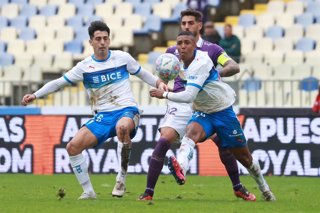 Futbol, Deportes Concepcion vs Universidad Catolica Decimoseptima fecha, campeonato Nacional 2026. El jugador de Universidad Catolica Juan Ignacio Diaz, izquierda, juega el balon contra Deportes Concepcion durante el partido de primera division disputado