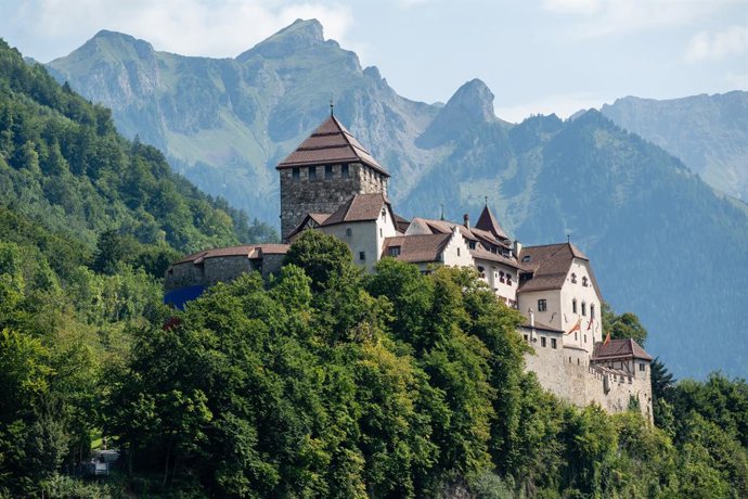 Archivo - August 16, 2025, Vaduz, Liechtenstein: Vaduz Castle, in German Schloss Vaduz, official residence of the Prince of Liechtenstein seen with mountain range of Alps in the background. Vaduz is capital of Principality of Liechtenstein. Liechtenstein 