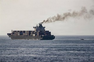 Archivo - April 22, 2026, Arabian Sea, International Waters: A U.S. Navy fast boat patrols around the Iranian cargo vessel M/V Touska after it was boarded and fired upon for violating the maritime blockade against ships entering or exiting Iranian ports a