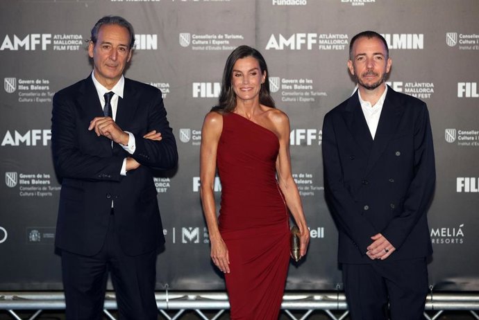 La Reina Letizia con el compositor Alexandre Desplat y el director del Atlàntida Film Fest, Jaume Ripoll, en la gala de clausura del festival