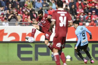 Futbol, Deportes La Serena vs O’higgins. Fecha 17, Liga de primera 2026. El jugador de Deportes La Serena Gonzalo Escalante controla el balon durante un partido de la liga de primera contra O’higgins disputado en el estadio La Portada en La Serena,