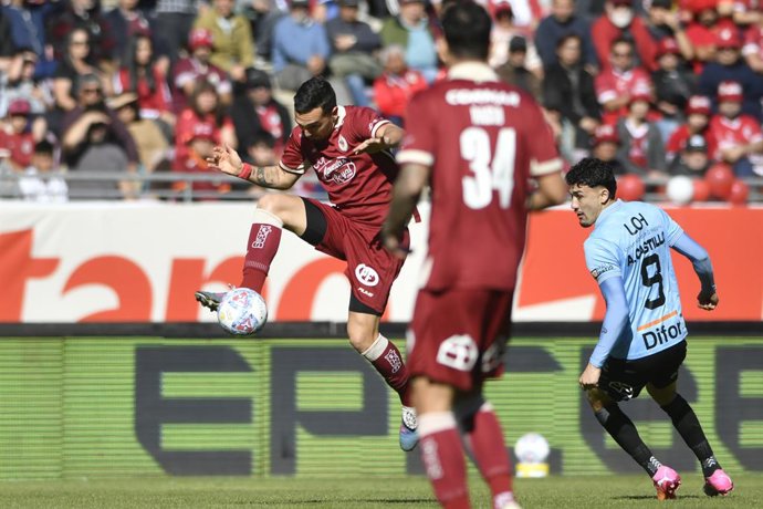 Futbol, Deportes La Serena vs O’higgins. Fecha 17, Liga de primera 2026. El jugador de Deportes La Serena Gonzalo Escalante controla el balon durante un partido de la liga de primera contra O’higgins disputado en el estadio La Portada en La Serena,