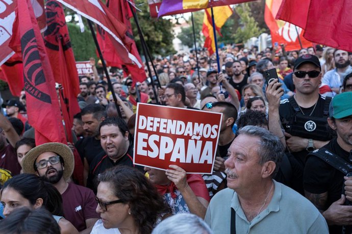 Decenas de personas durante una manifestación ante la embajada de Marruecos en Madrid, a 2 de agosto de 2026, en Madrid (España). La protesta surge tras una crisis migratoria en Ceuta, con decenas de miles de personas entrando de forma irregular desde Mar