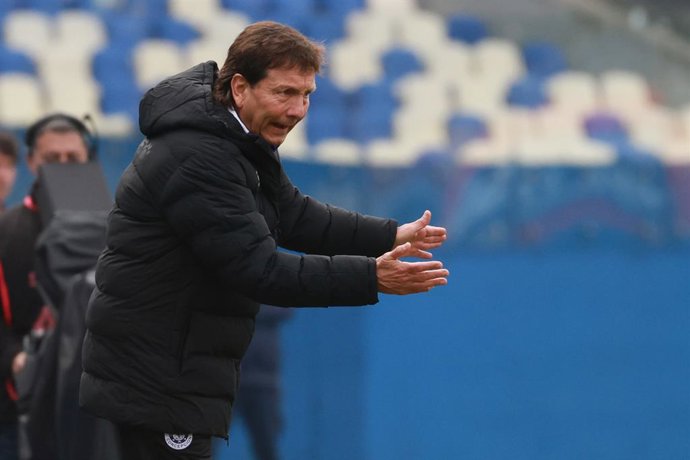 Futbol, Deportes Concepcion vs Universidad Catolica Decimoseptima fecha, campeonato Nacional 2026. El entrenador de Deportes Concepcion Fernando Diaz es fotografiado durante el partido de primera division contra Universidad Catolica disputado en el