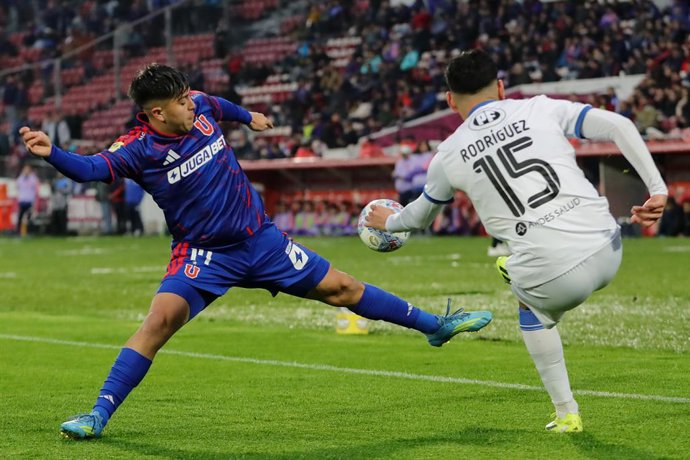 Futbol, Universidad de Chile vs Huachipato Fecha 17 de Liga de Primera 2026. El jugador de Universidad de Chile Marcelo Morales, izquierda, disputa el balon contra Maximiliano Rodriguez de Huachipato durante el partido de la Liga de Primera disputado en