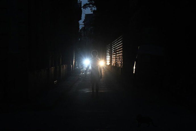 HAVANA, 15 de julho de 2026  -- Um cidadão caminha por uma rua à noite durante um apagão em todo o país em Havana, capital de Cuba, em 14 de julho de 2026. Cuba sofreu na terça-feira o terceiro apagão em todo o país em pouco mais de uma semana, informou a