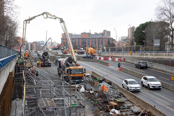 Archivo - Maquinaria y operarios trabajan en la obra de soterramiento de la A5 a la altura del Parque de Atracciones, a 16 de enero de 2026, en Madrid (España). Desde el 15 del presente año, el soterramiento de la A-5 restituye su trazado original al supr
