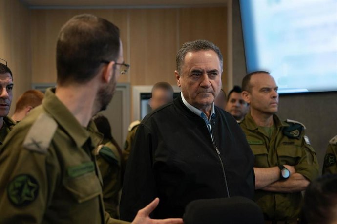 Archivo - Arquivo - O ministro da Defesa de Israel, Israel Katz (ao centro), durante uma reunião em meio à ofensiva lançada em 28 de fevereiro de 2026 pelos Estados Unidos e por Israel contra o Irã (arquivo)