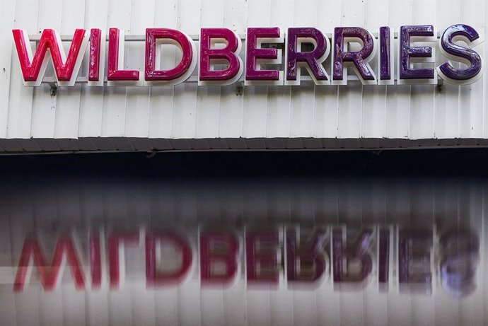 RÚSSIA, KAZAN – 29 DE JULHO DE 2026: Uma placa na entrada de um ponto de retirada da Wildberries