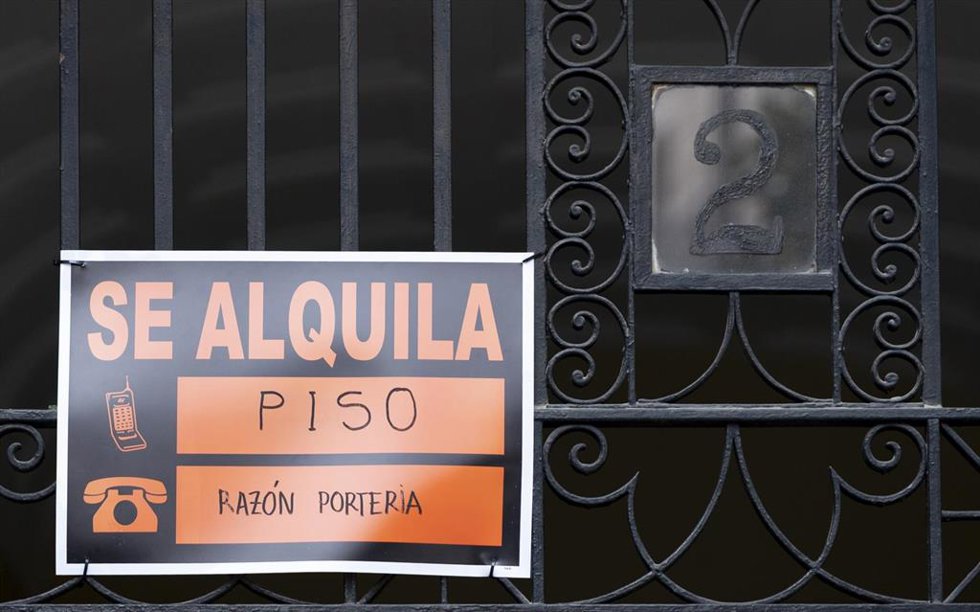 Archivo - Un cartel de ‘SE ALQUILA’, a 9 de abril de 2026.