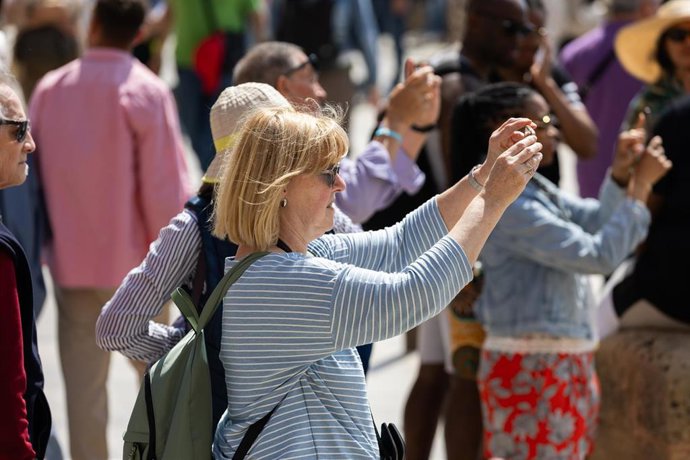 Archivo - Varios turistas fotografían en una calle de Palma de Mallorca, a 16 de abril de 2024, en Palma de Mallorca, Mallorca, Baleares (España).