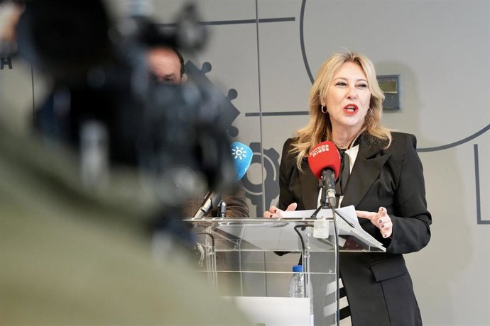 Archivo - La vicepresidenta tercera de la Junta y consejera de Economía, Carolina España, en las instalaciones de la Unidad Aceleradora de Proyectos en Sevilla, en una imagen de archivo