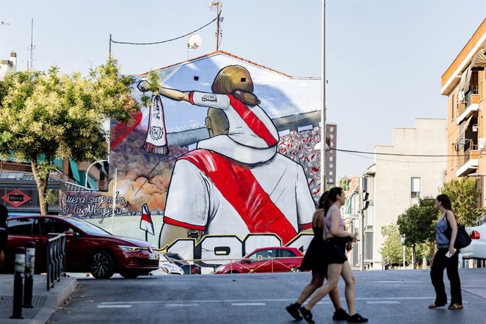 Grafitti frente al Estadio de Vallecas, a 29 de julio de 2026, en Madrid (España). La Comunidad de Madrid ha presentado este miércoles una denuncia ante el Cuerpo Nacional de Policía contra el Club Rayo Vallecano por impedir el acceso al Estadio de Vallec