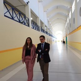 La directora del centro, Laura Pérez, y el subdelegado del Gobierno, Fernando Galdeano.
