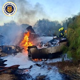 Una embarcación quemada por un incendio en el recinto portuario de El Puerto de Santa María (Cádiz)