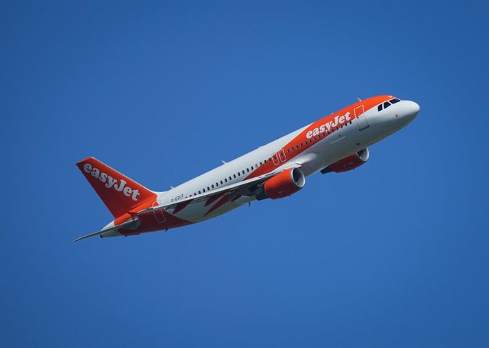 Archivo - FILED - 13 May 2024, Brandenburg, Schoenefeld: An Airbus A320 operated by EasyJet flies the so-called Hoffmann curve after take-off from Berlin Brandenburg Airport (BER) near Waltersdorf. Photo: Soeren Stache/dpa