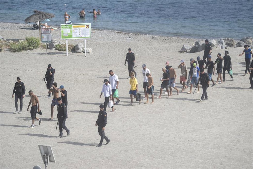 Varios migrantes, a 1 de agosto de 2026, en Ceuta (España).