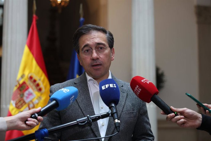 Archivo - El ministro de Asuntos Exteriores, Unión Europea y Cooperación, José Manuel Albares, ofrece declaraciones a los medios sobre la liberación del activista español de origen palestino Saif Abukeshek, a 10 de mayo de 2026, en Madrid (España). 