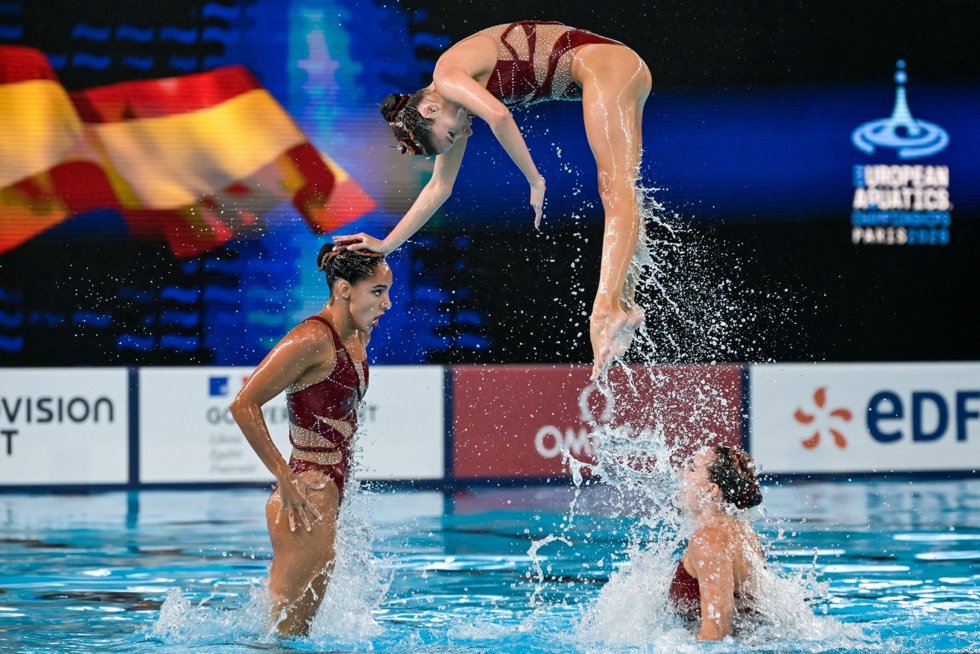El equipo español de natación artística en la Rutina Libre por Equipos de los Europeos de París 2026