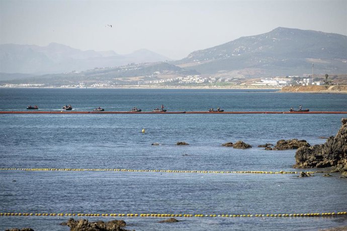 Barrera flotante de contención, a 2 de agosto de 2026, en Ceuta (España).