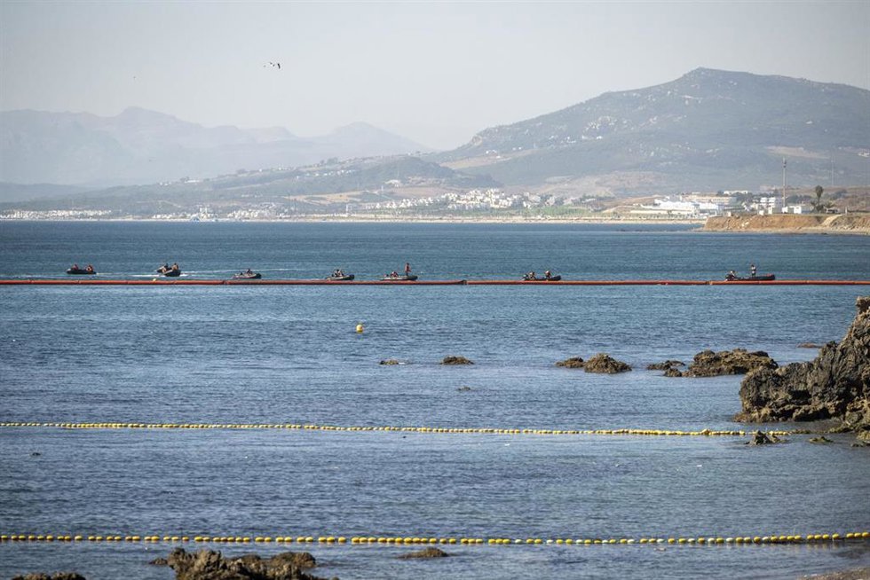 Barrera flotante de contención, a 2 de agosto de 2026, en Ceuta (España).
