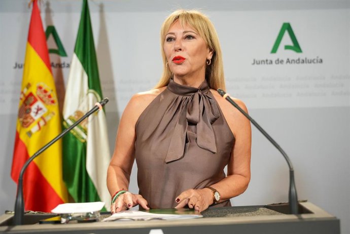 La vicepresidenta tercera y consejera de Economía, Hacienda y Fondos Europeos, y portavoz del Gobierno andaluz, Carolina España, interviene en la rueda de prensa celebrada tras la reunión semanal del Consejo de Gobierno. Imagen de archivo.