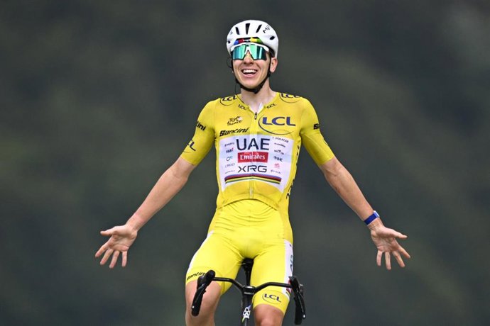 El ciclista esloveno Tadej Pogacar del equipo UAE Team Emirates XRG celebrando su victoria de la 14ª etapa en el Tour de Francia
