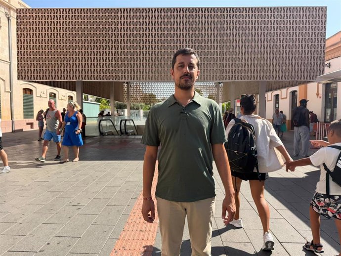 El diputado de MÉS per Mallorca en el Parlament Ferran Rosa, frente a la Estación Intermodal de Palma.