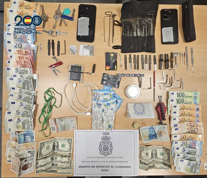 Pertenencias de tres hombres detenidos por acometer varios robos con fuerza en Ciudad Lineal y Moncloa